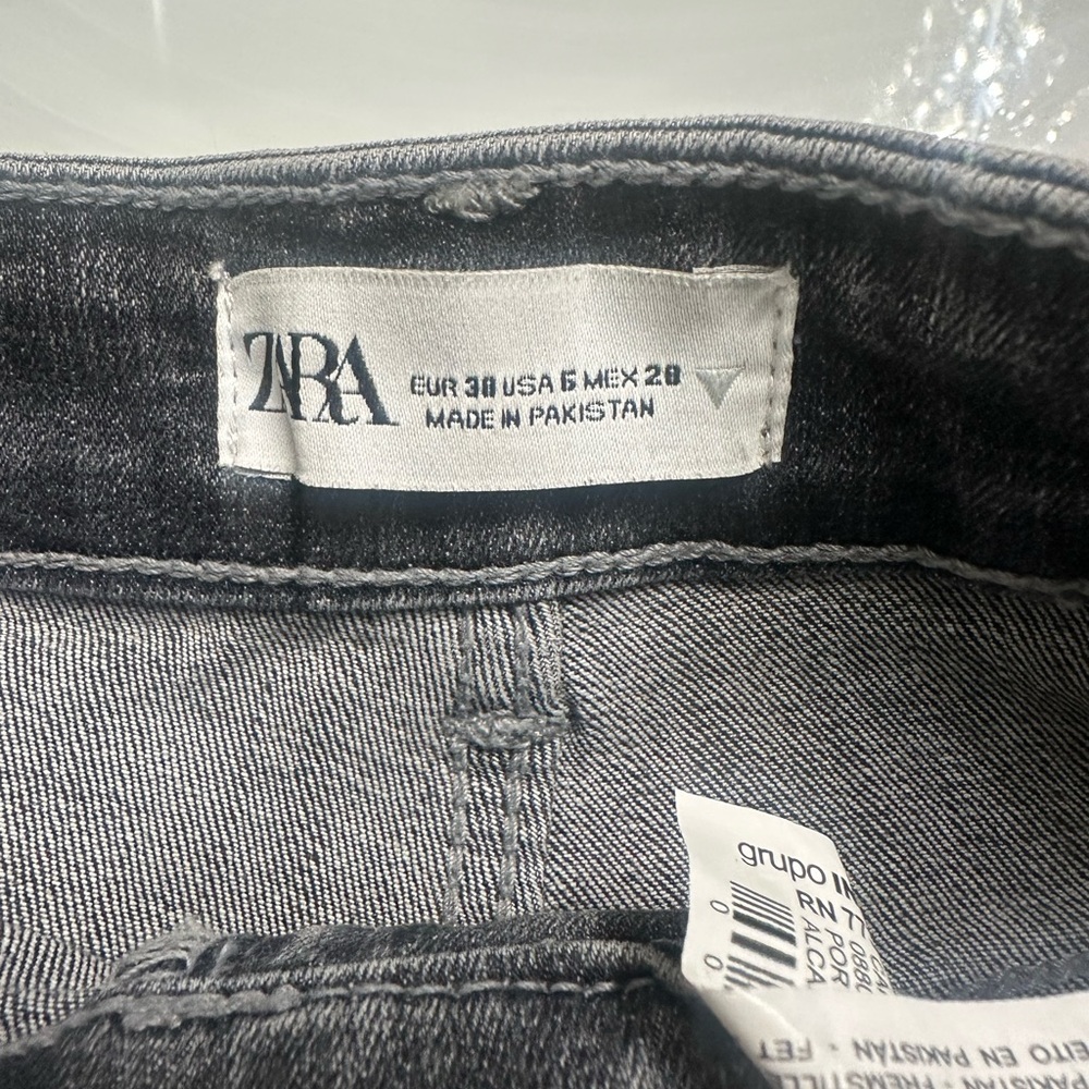 Zara Black Jeans Sleek Modern Style